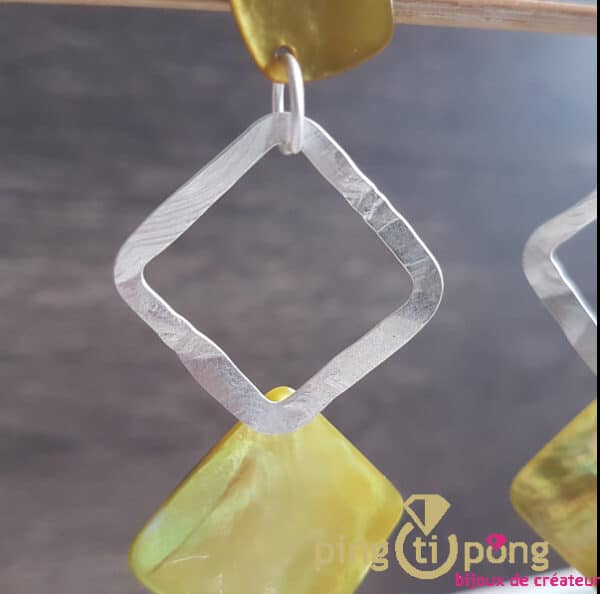 Boucles artisanales en nacre jaune et argent brut Pingtipong